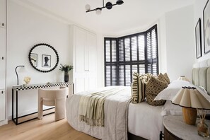 Schreibtisch, Bügeleisen/Bügelbrett, Reisekinderbett, WLAN