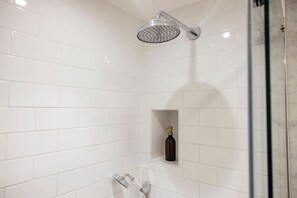 Hair dryer, towels - Gorgeously designed Fulham Apartment (Fulham, London, UK)