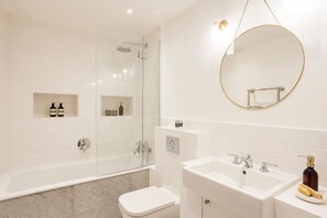 Hair dryer, towels - Gorgeously designed Fulham Apartment (Fulham, London, UK)