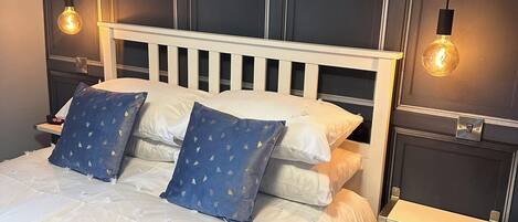 2 عدّة غرف نوم ومكواة/لوح كي وواي فاي مجانًا وملاءات أسرّة