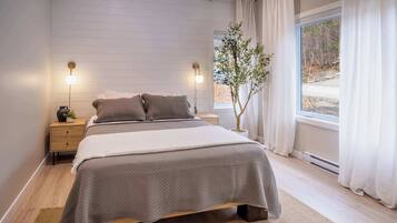 4 bedrooms, iron/ironing board, WiFi, bed sheets