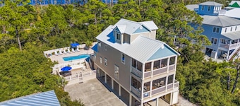 Salty Daze- Private pool & hot tub, pet friendly, family friendly!