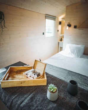 1 bedroom, bed sheets