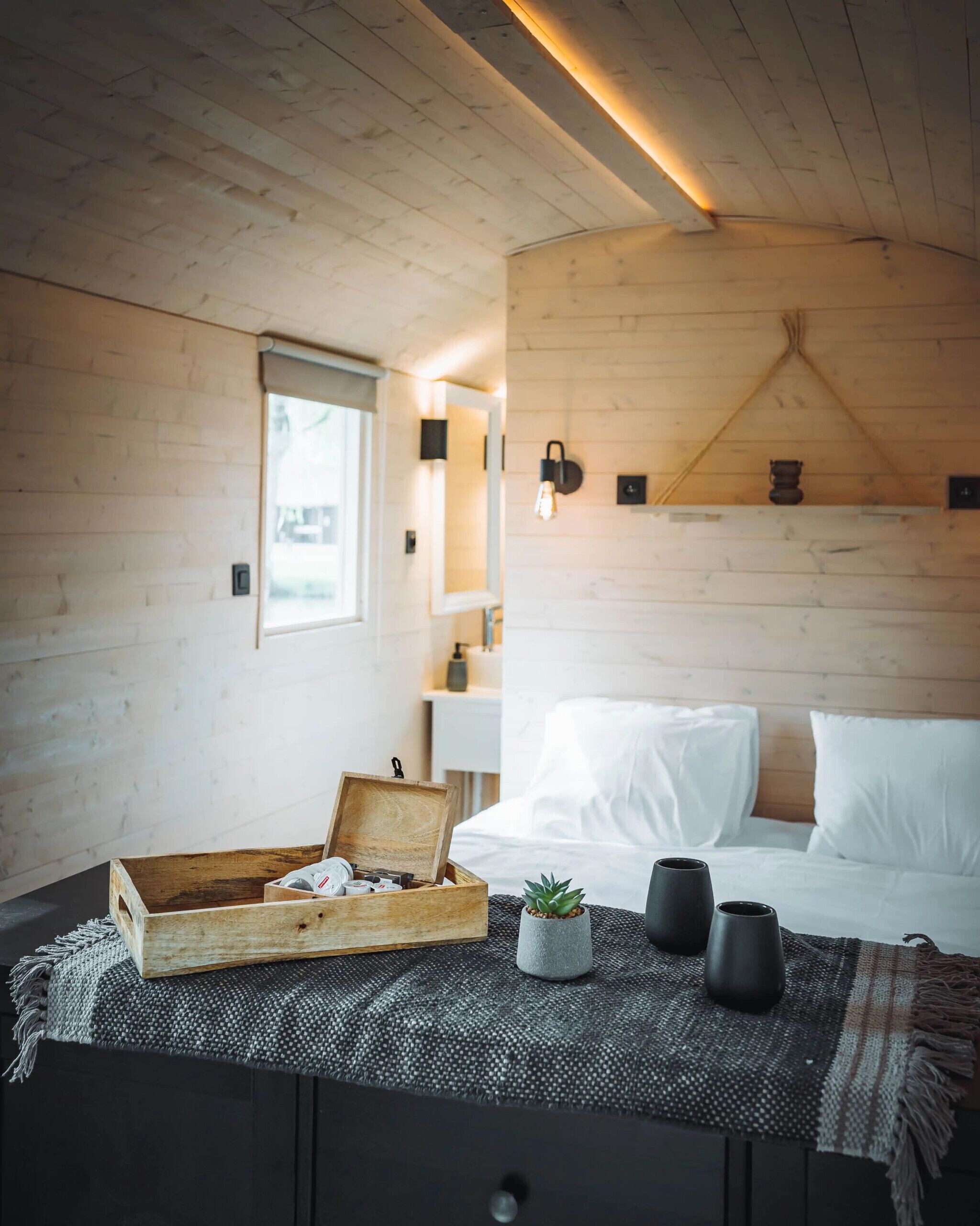 1 bedroom, bed sheets