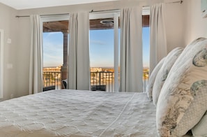 3 bedrooms, iron/ironing board, WiFi, bed sheets - 5th Floor Waterview Condo & 27 Foot Balcony! (Clearwater)
