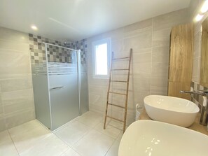 Shower, hair dryer, toilet paper - Spacious house, all comforts, beach and harbour 100 metres away (Plouescat)