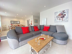 TV, table football - Spacious house, all comforts, beach and harbour 100 metres away (Plouescat)