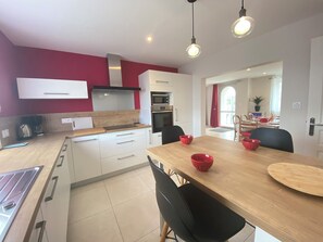 Fridge, microwave, oven, stovetop - Spacious house, all comforts, beach and harbour 100 metres away (Plouescat)