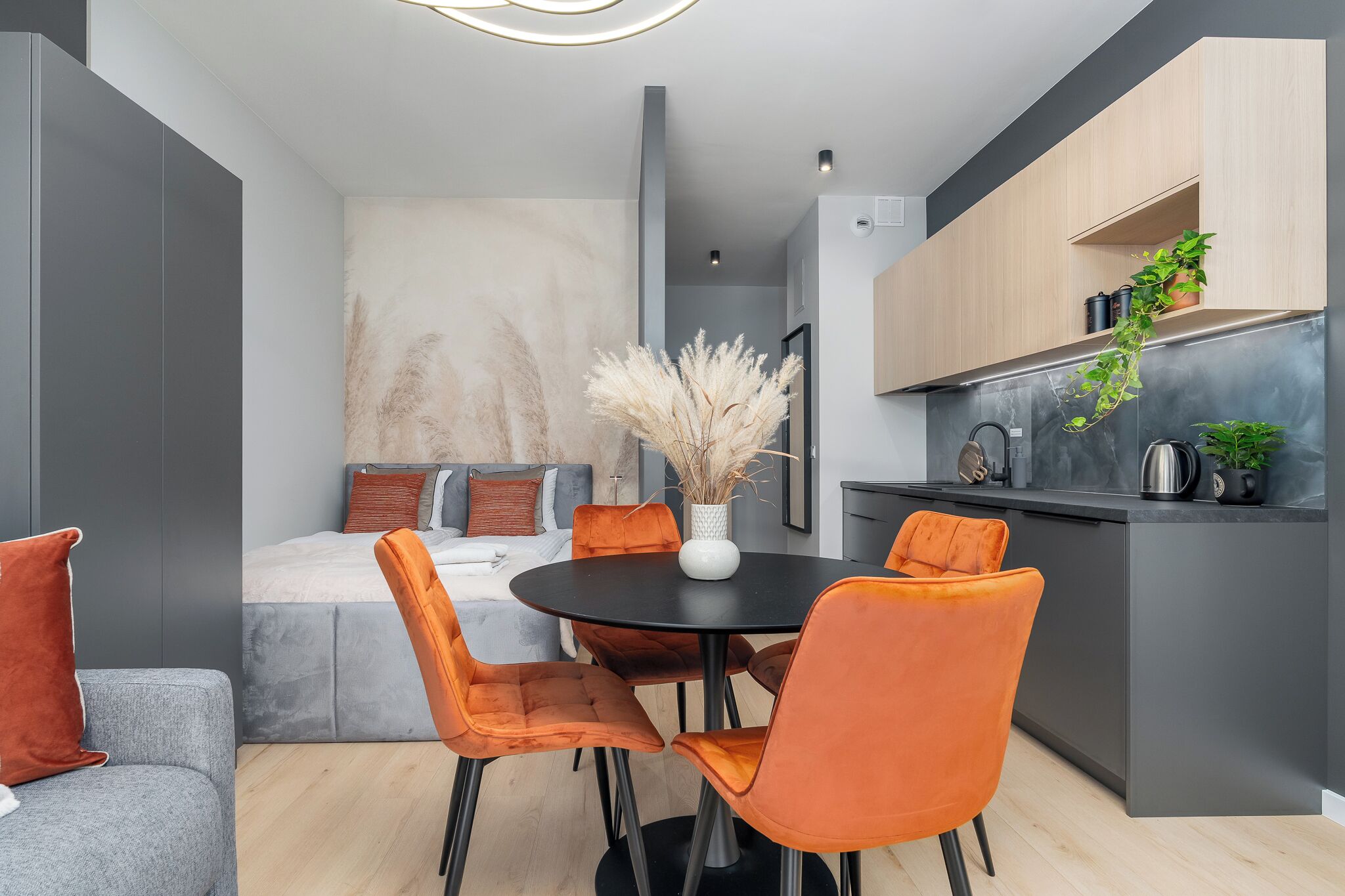 Un espacio habitable moderno con comedor, cocina y dormitorio.