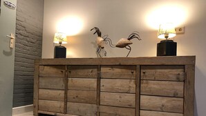 Een houten kast met vier lades en twee wandlampen.