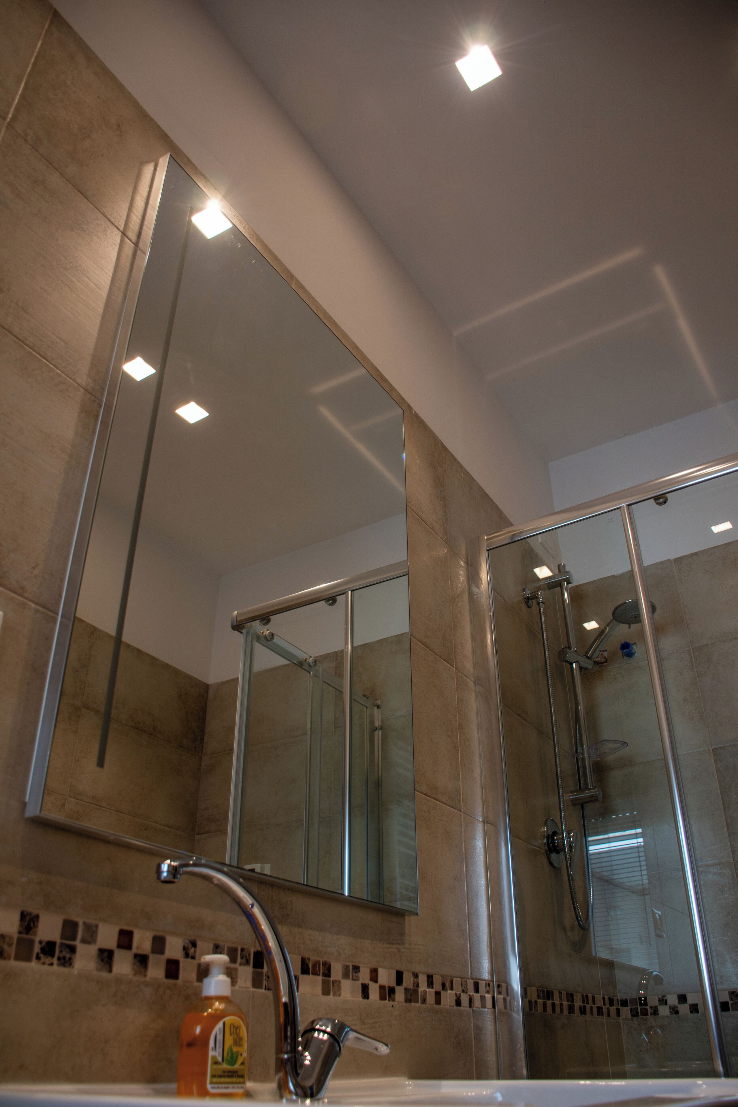 Douche, sèche-cheveux, bidet, serviettes fournies