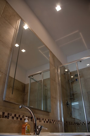 Dutxa, assecador de cabells, bidet i tovalloles