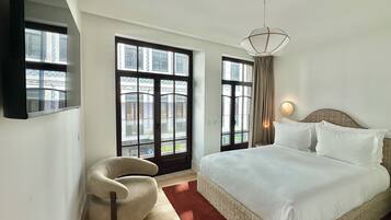 Luxury Apartment, 3 Bedrooms, City View | Soundproofing, iron/ironing board, free WiFi