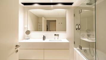 Apartamento de lujo, 3 habitaciones, vistas a la ciudad | Baño | Toallas, jabón, champú y papel higiénico