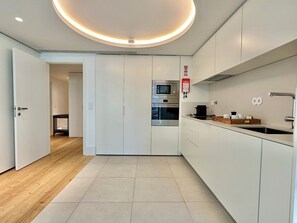 Luxury Apartment, 3 Bedrooms, City View | Private kitchen - YOUROPO - Bonjardim Prime (Porto)