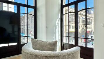 Luxury Apartment, 3 Bedrooms, City View | Living area