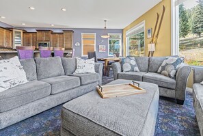 Smart TV, fireplace, DVD player - 4BR Ski-In/Out - Rooftop Hot Tub - Great for families! (Silver Star Mountain)