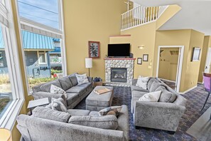 Smart TV, fireplace, DVD player - 4BR Ski-In/Out - Rooftop Hot Tub - Great for families! (Silver Star Mountain)