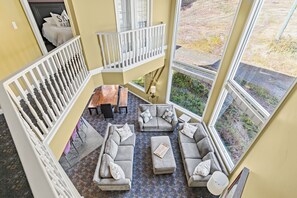 Smart TV, fireplace, DVD player - 4BR Ski-In/Out - Rooftop Hot Tub - Great for families! (Silver Star Mountain)