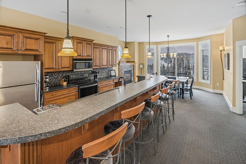 Goldrush Home | Ski-In/Out Retreat with Rooftop Hot Tub, Sleeps 12!