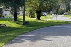 Property grounds - Cozy, Private Home Close to the I95 Exit 284 (Palm Coast)