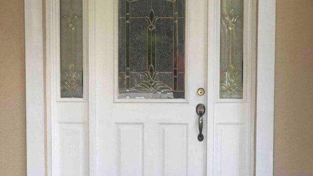 A white door with a glass panel and a knocker. - Cozy, Private Home Close to the I95 Exit 284 (Palm Coast)