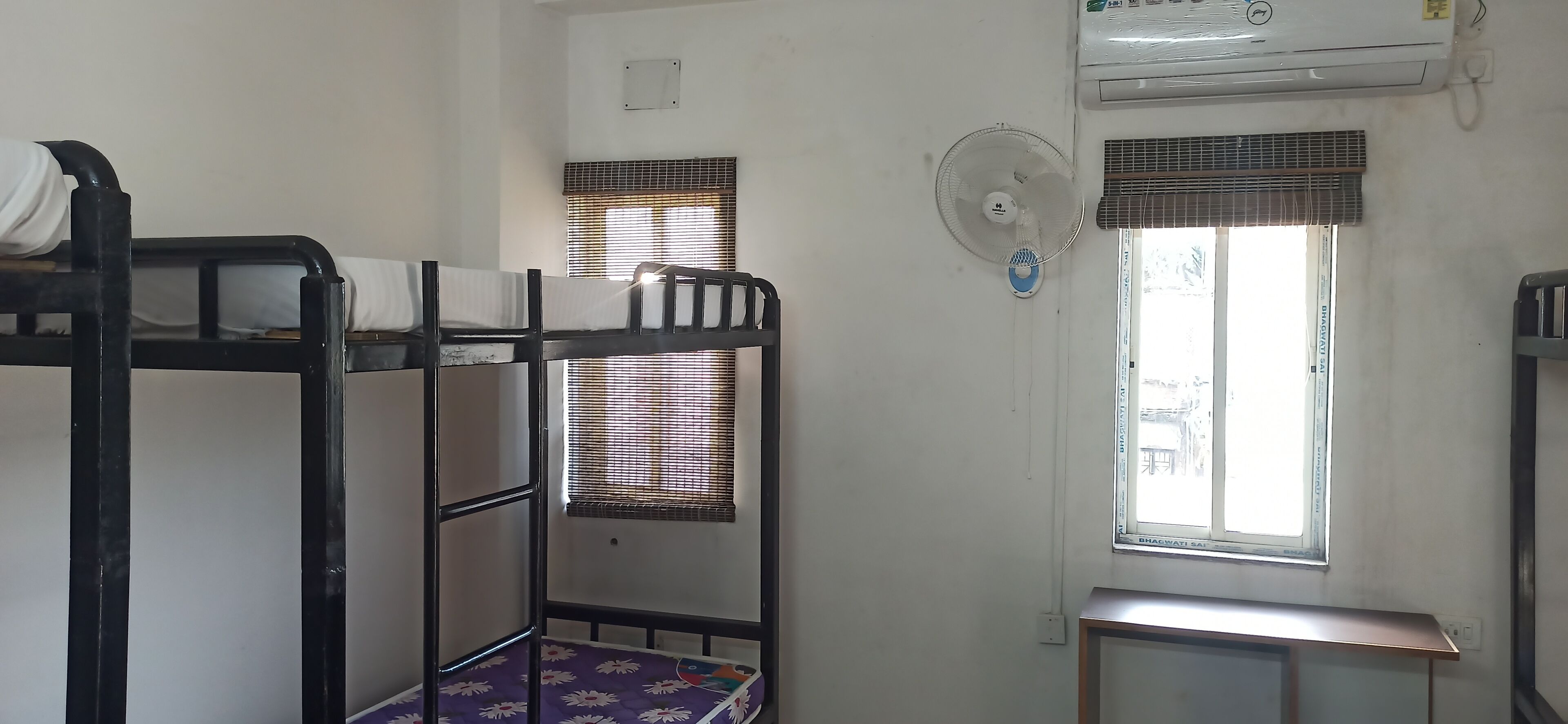 Shared Dormitory | Free WiFi