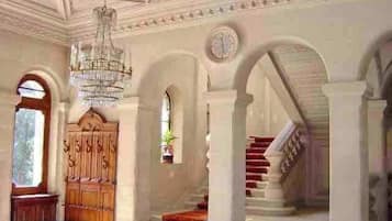 المنشأة من الداخل