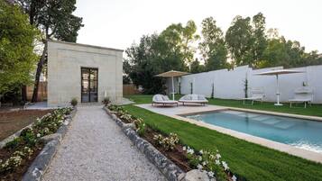 Piscina externa sazonal, guarda-sóis, espreguiçadeiras
