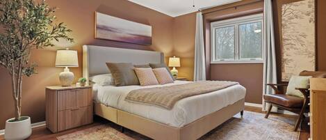 4 habitaciones, escritorio y tabla de planchar con plancha