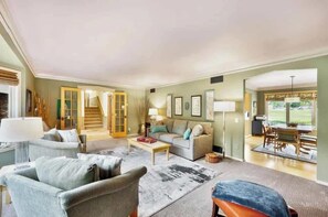 Télévision, cheminée, espaces bureaux