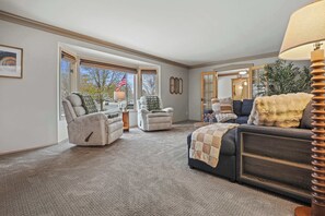 Televisión, chimenea y oficina 