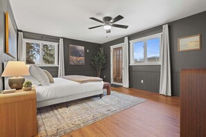 4 habitaciones, escritorio y tabla de planchar con plancha 