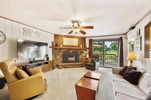 Télévision, cheminée, espaces bureaux