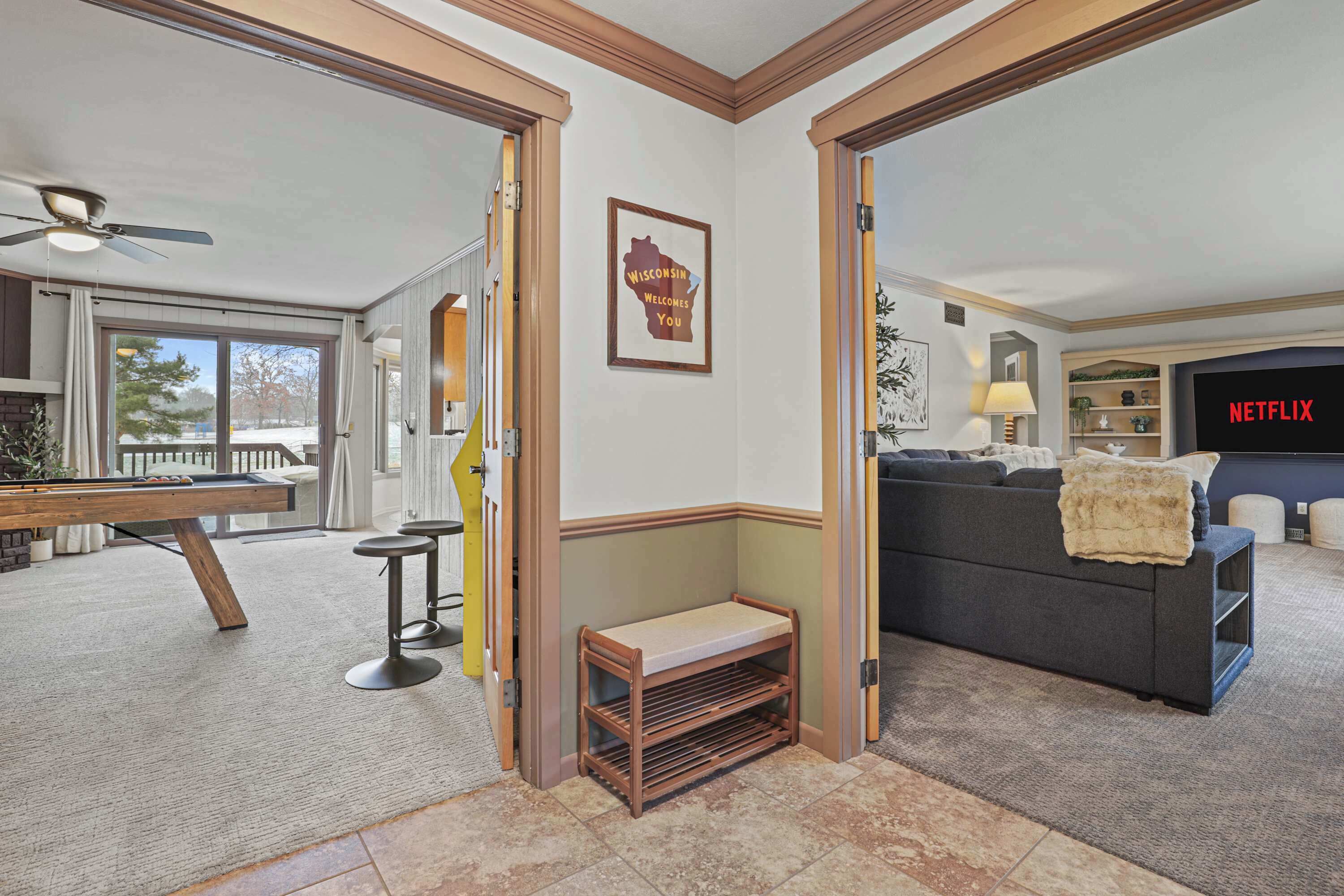 Televisión, chimenea y oficina 