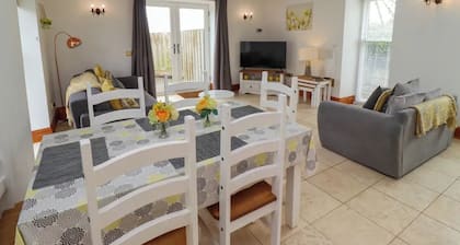 Heritage Grade-II listed barn conversion. Pet-friendly. Exclusive golf discount.