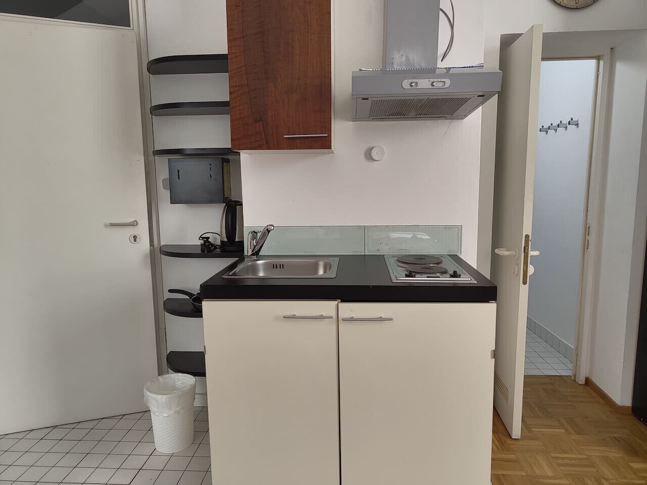 Spishäll, grytor/köksredskap och matbord