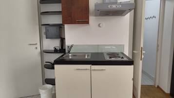 Herdplatte, Kochgeschirr/Geschirr/Besteck, Esstisch