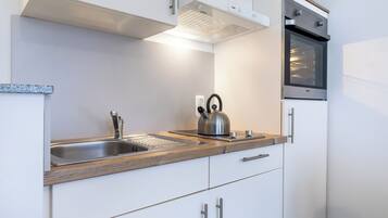 Kühlschrank, Ofen, Herdplatte, Wasserkocher mit Kaffee-/Teezubehör