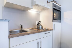 Fridge, oven, stovetop, coffee/tea maker