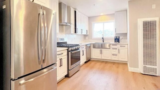 A modern kitchen with stainless steel appliances, white cabinetry, and a central island. - Exotic home Rogers by sdstay (Casa de Oro-Mount Helix)
