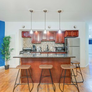 Fridge, oven, stovetop, dishwasher - Elegant 2BDR in Philly’s Historic Old City (Philadelphia)