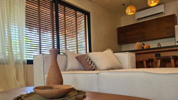 Departamento Confort, 2 habitaciones, alberca privada, vista al jardín | Salón ejecutivo