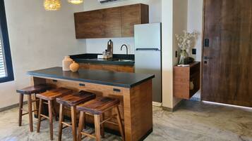 Departamento Confort, 2 habitaciones, alberca privada, vista al jardín | Cocina privada