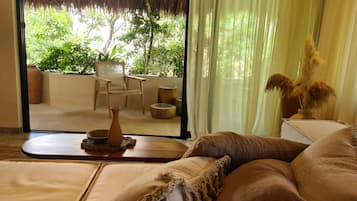 Departamento Confort, 2 habitaciones, alberca privada, vista al jardín | Salón ejecutivo