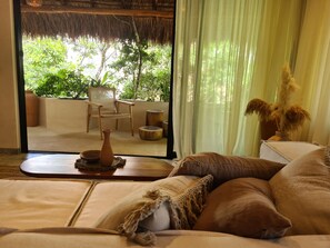 Departamento Confort, 2 habitaciones, alberca privada, vista al jardín | Salón ejecutivo