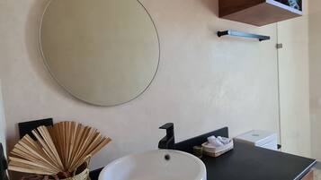 Departamento Confort, 2 habitaciones, alberca privada, vista al jardín | Baño