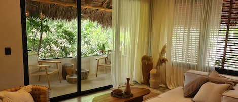 Departamento Confort, 2 habitaciones, alberca privada, vista al jardín | Salón ejecutivo