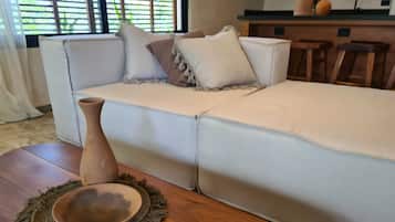 Departamento Confort, 2 habitaciones, alberca privada, vista al jardín | Salón ejecutivo