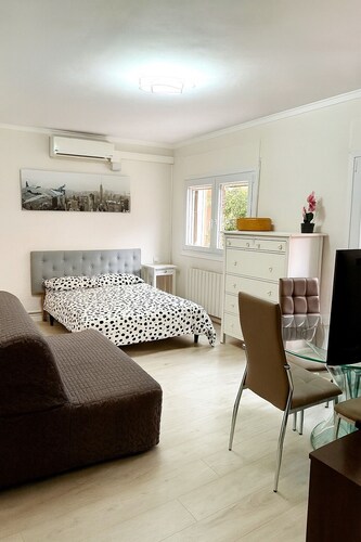 Charming three bedroom apartment, a few steps from the sea!